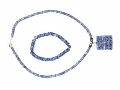 Parure en sodalite, pendentif carré sculpté