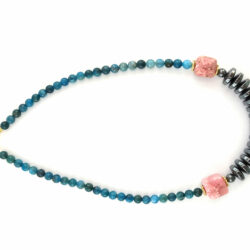 Collier en hématite, rhodochrosite et apatite bleue