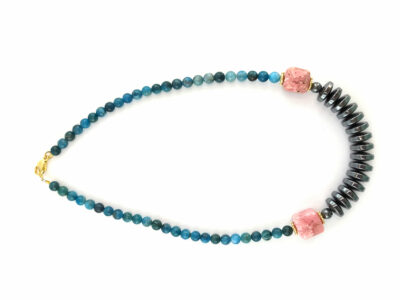Collier en hématite, rhodochrosite et apatite bleue
