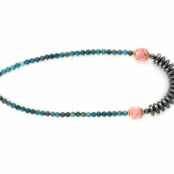 Collier en hématite, rhodochrosite et apatite bleue – Image 2