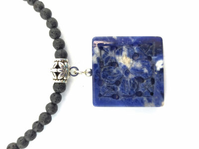 Collier en pierre de lave et pendentif sodalite ajouré – Image 2