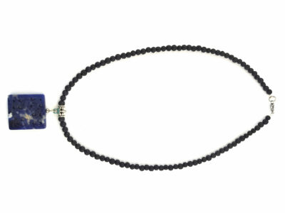 Collier en pierre de lave et pendentif sodalite ajouré