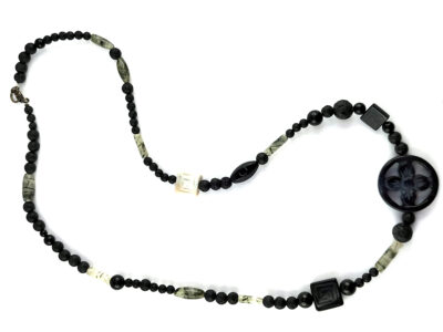 Collier fantaisie en lave, onyx et quartz tourmaline