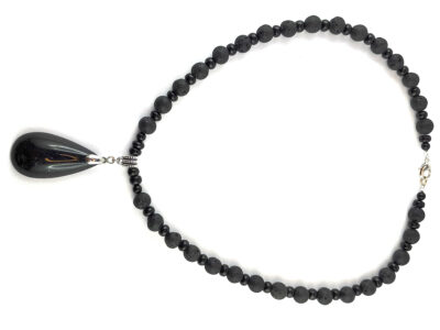 Collier pendentif en tourmaline noire et lave