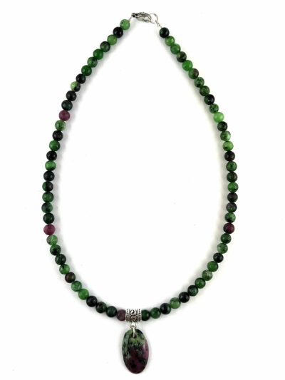 Collier-pendentif en zoïsite verte à rubis